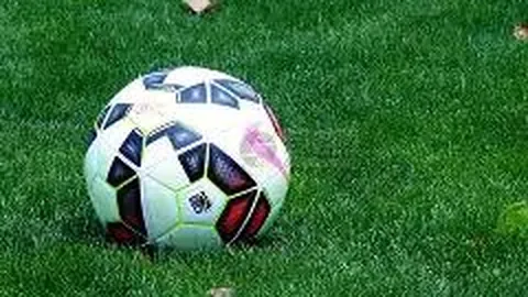 “足球奇才巴坎布：空门良机竟成乌龙秀，‘快乐男孩’名号果真不假！”