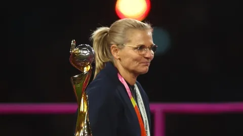 大连英博首度开启中超主场战，午后观赛人数有望超五万